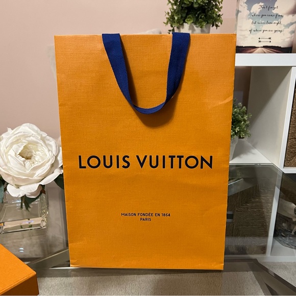 Small Louis Vuitton Magnetic Gift Box Set - Picture 7 of 16